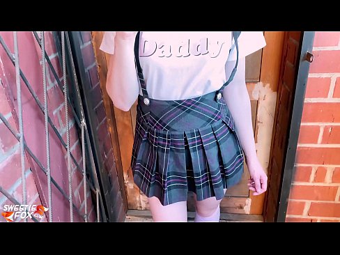 ❤️ Schoolgirl sûget har lul djip en neukt ynstee fan klassen. Seks by wy ❌